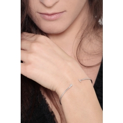 Pulsera rigida de oro con letra I en diamantes 2