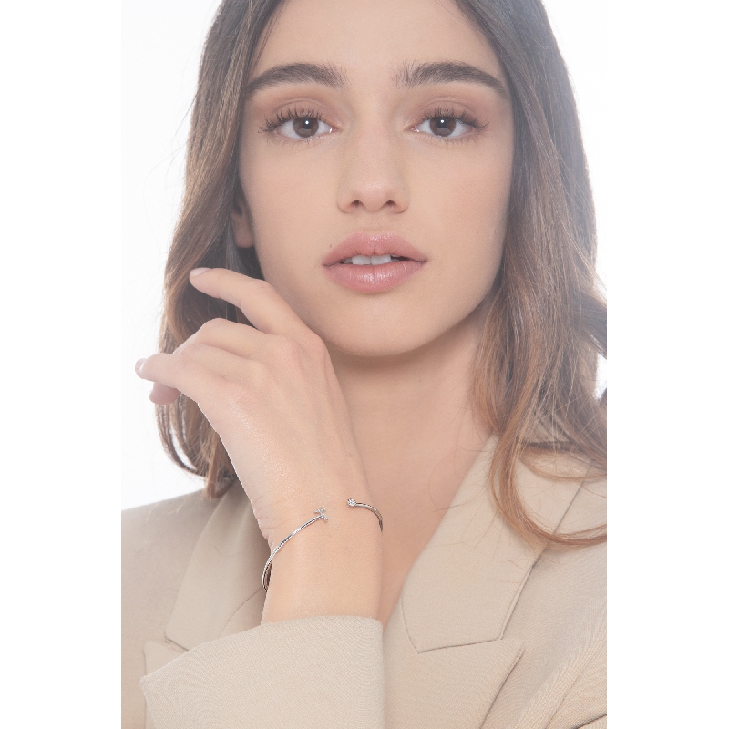 Pulsera rigida de oro con letra T en diamantes Pulsera rigida de oro con letra T en diamantes