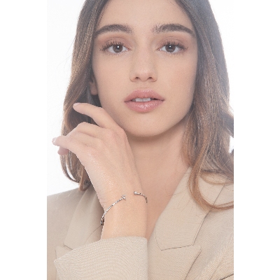 Pulsera rigida de oro con letra T en diamantes