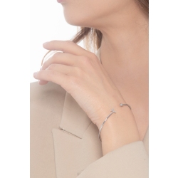 Pulsera rigida de oro con letra T en diamantes 2