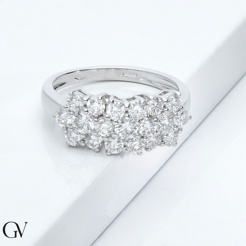 Anillo en oro blanco de 18 quilates con tres flores unidas de diamantes