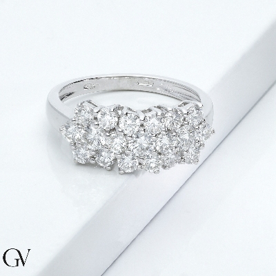 Anillo en oro blanco de 18 quilates con tres flores unidas de diamantes