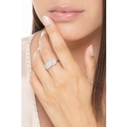 Anillo en oro blanco de 18 quilates con tres flores unidas de diamantes 2