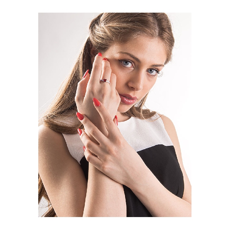 Anillo de rubí en forma de corazón engastado con diamantes oro blanco 18 kilates Anillo de rubí en forma de corazón engastado con diamantes oro blanco 18 kilates