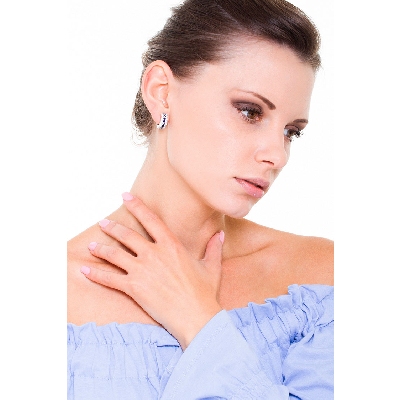 Pendientes aro en oro blanco 18k con zafiros azules