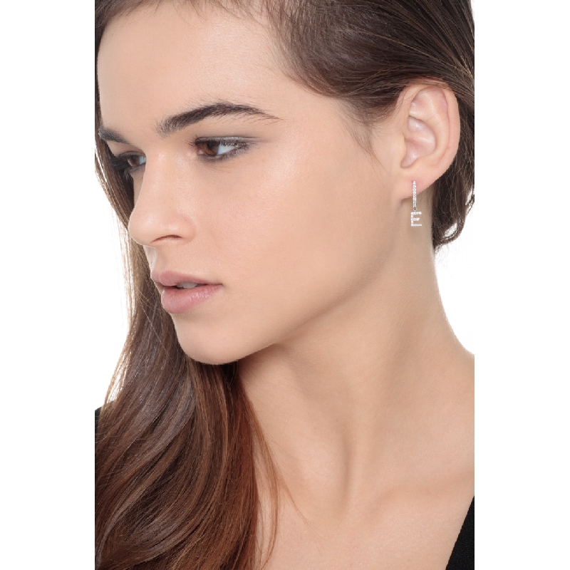 Colgante mono con letra E en diamantes