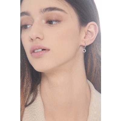 Colgante con letra O en oro blanco y diamantes