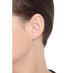 Colgante con letra P en oro blanco y diamantes 2