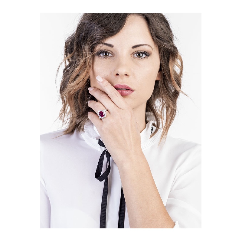 Anillo con rubí central en oro blanco de 18 kilates rodeado de diamantes Anillo con rubí central en oro blanco de 18 kilates rodeado de diamantes