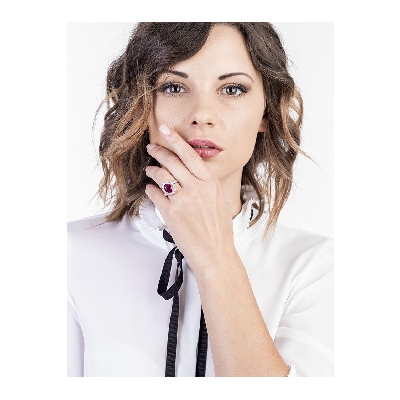 Anillo con rubí central en oro blanco de 18 kilates rodeado de diamantes