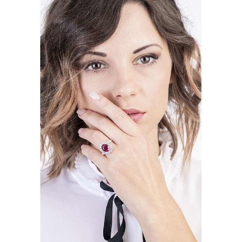 Anillo con rubí central en oro blanco de 18 kilates rodeado de diamantes Anillo con rubí central en oro blanco de 18 kilates rodeado de diamantes