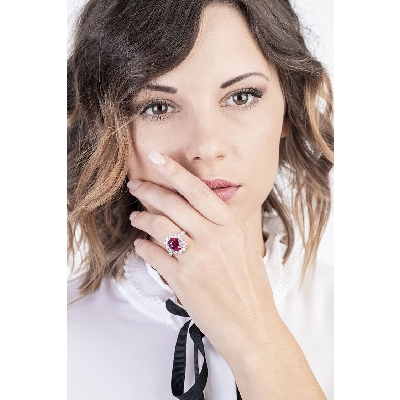 Anillo con rubí central en oro blanco de 18 kilates rodeado de diamantes