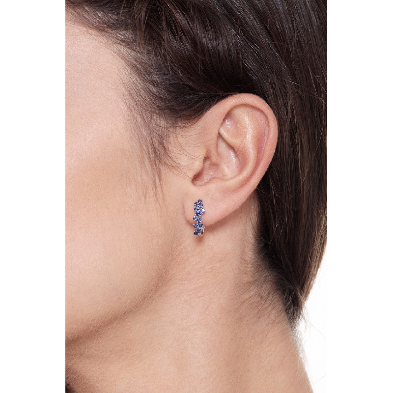 Pendientes de aro en oro blanco 18k con zafiros azules