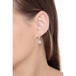 Pendientes en oro blanco de 18k con colgantes de trebol y diamantes 2