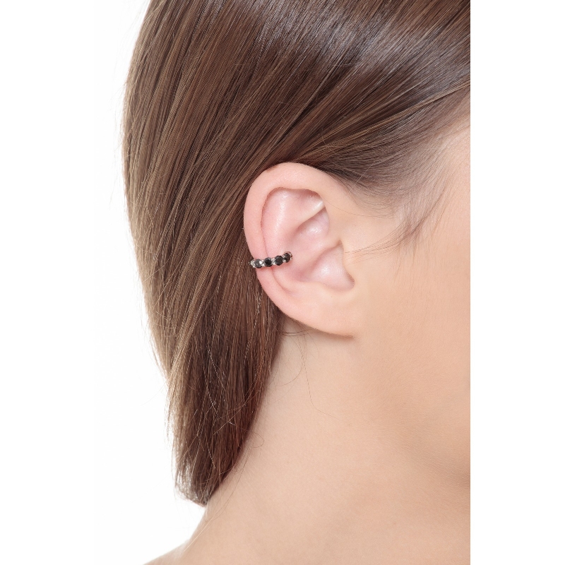 Ear cuff en oro blanco de 18 quilates con diamantes negros  Ear cuff en oro blanco de 18 quilates con diamantes negros