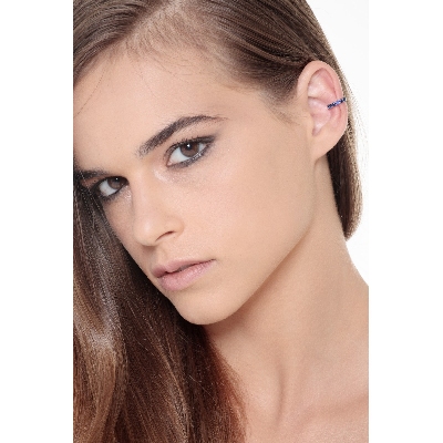 Pendiente único earcuff en oro blanco 18k con zafiros azules