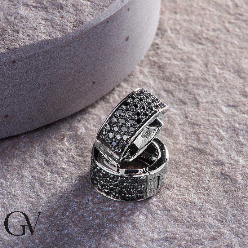 Aros en oro blanco de 18k con pavé de diamantes negros Aros en oro blanco de 18k con pavé de diamantes negros