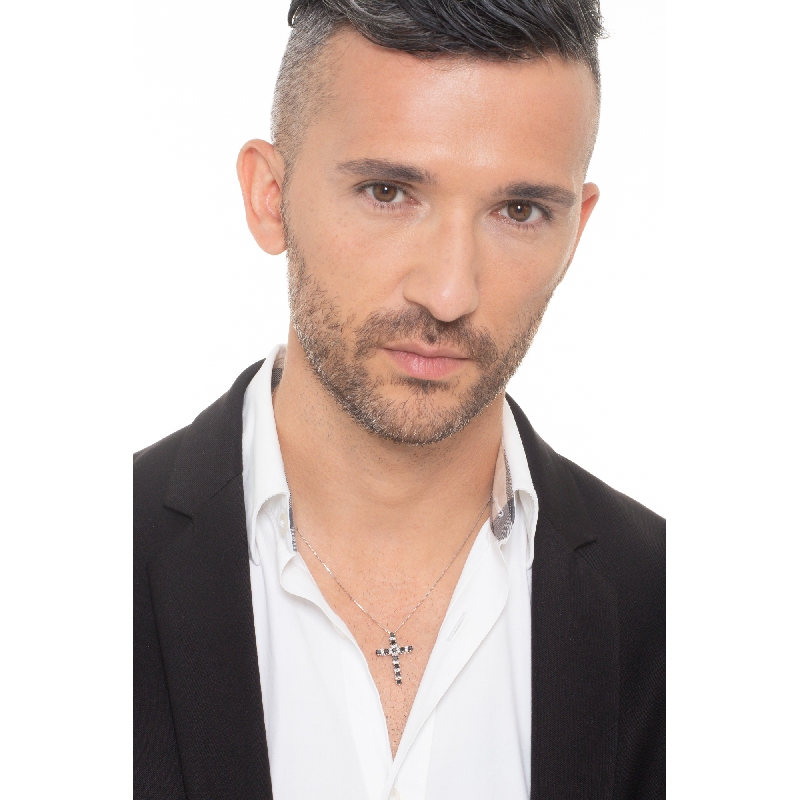 Colgante cruz oro blanco 18k y diamantes blancos y negros alternados