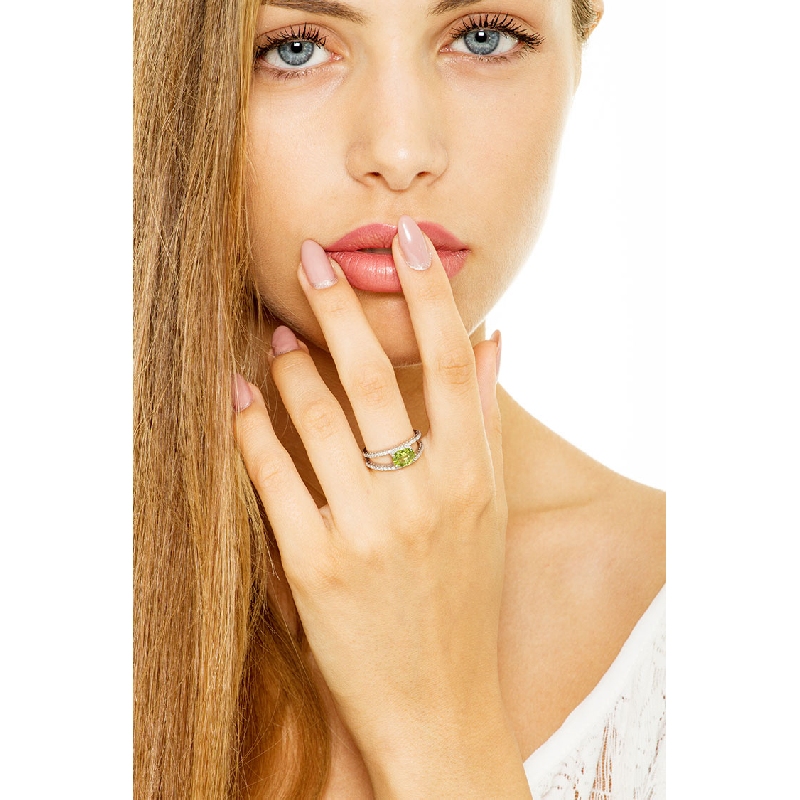 Anillo oro blanco 18k con un peridoto y diamantes