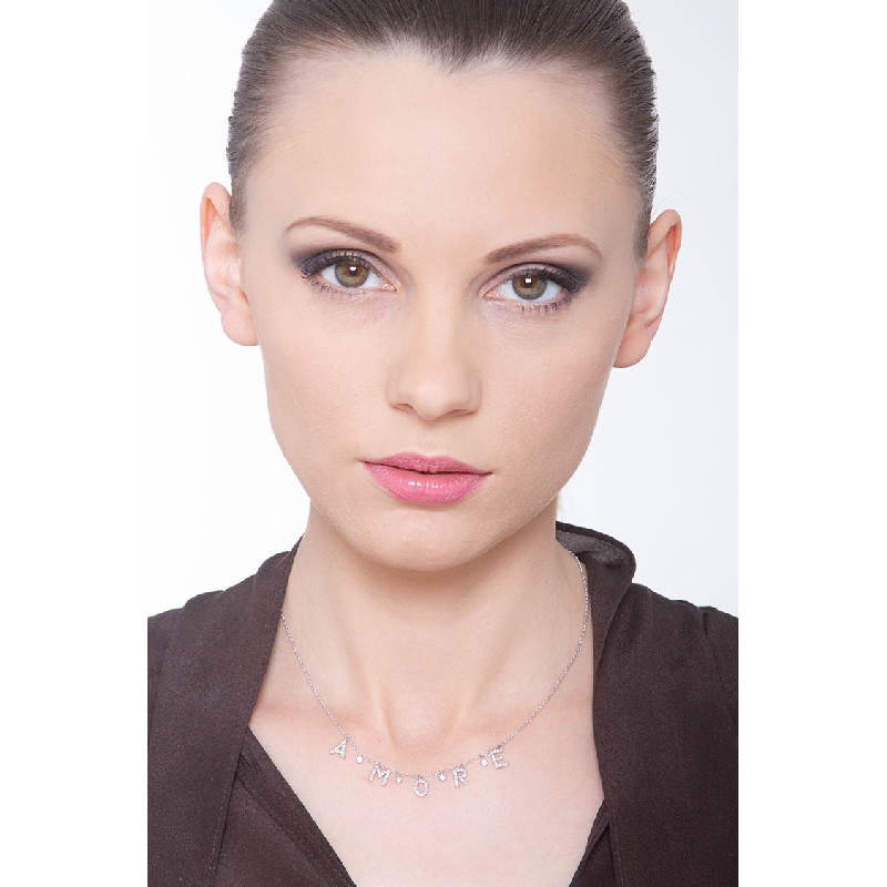 Collar oro blanco de 18k con el nombre AMORE