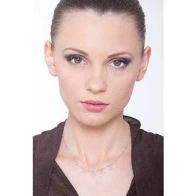 Collar oro blanco de 18k con el nombre AMORE