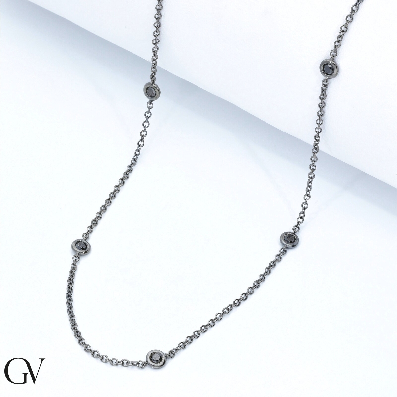 Cadena en oro brunido 18k adornada con 9 diamantes negros  Cadena en oro brunido 18k adornada con 9 diamantes negros