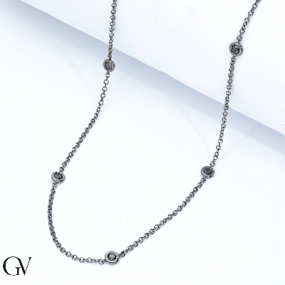 Cadena en oro brunido 18k adornada con 9 diamantes negros 