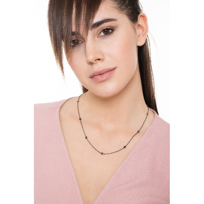 Cadena en oro brunido 18k adornada con 9 diamantes negros  Cadena en oro brunido 18k adornada con 9 diamantes negros