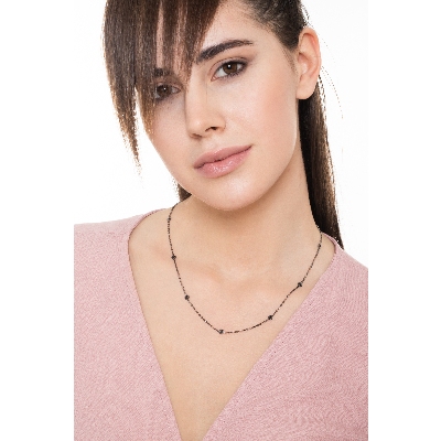 Cadena en oro brunido 18k adornada con 9 diamantes negros 