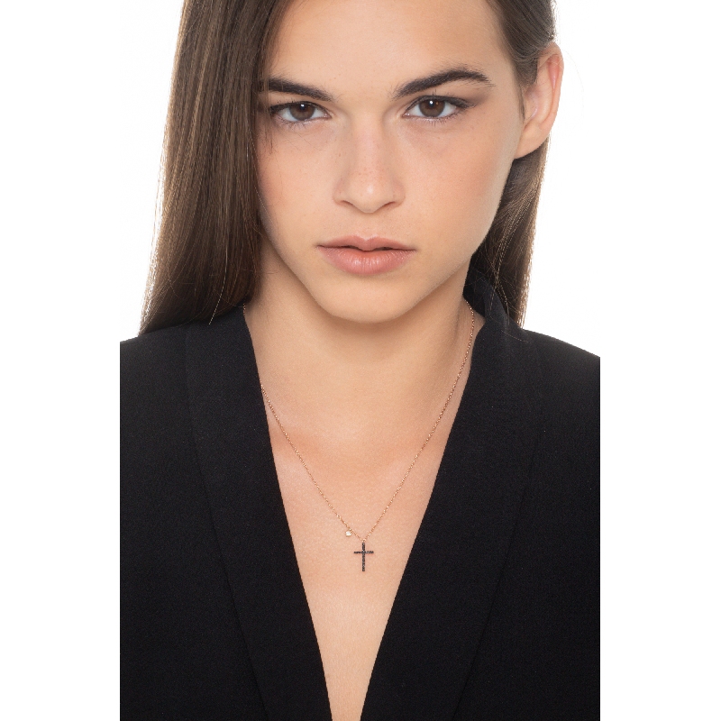 Collar en oro rosa de 18 quilates con cruz en diamantes negros y diamante