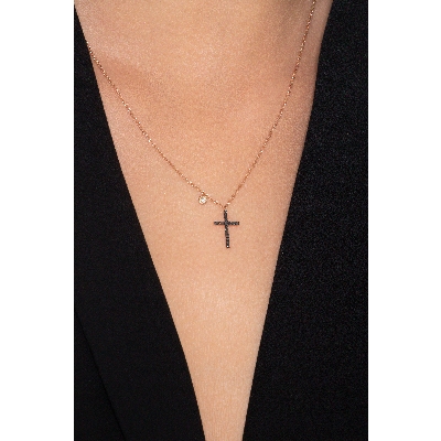 Collar en oro rosa de 18 quilates con cruz en diamantes negros y diamante