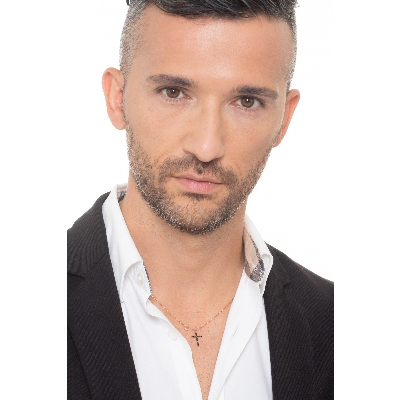 Collar en oro rosa 18kt con cruz en diamantes negros y diamante