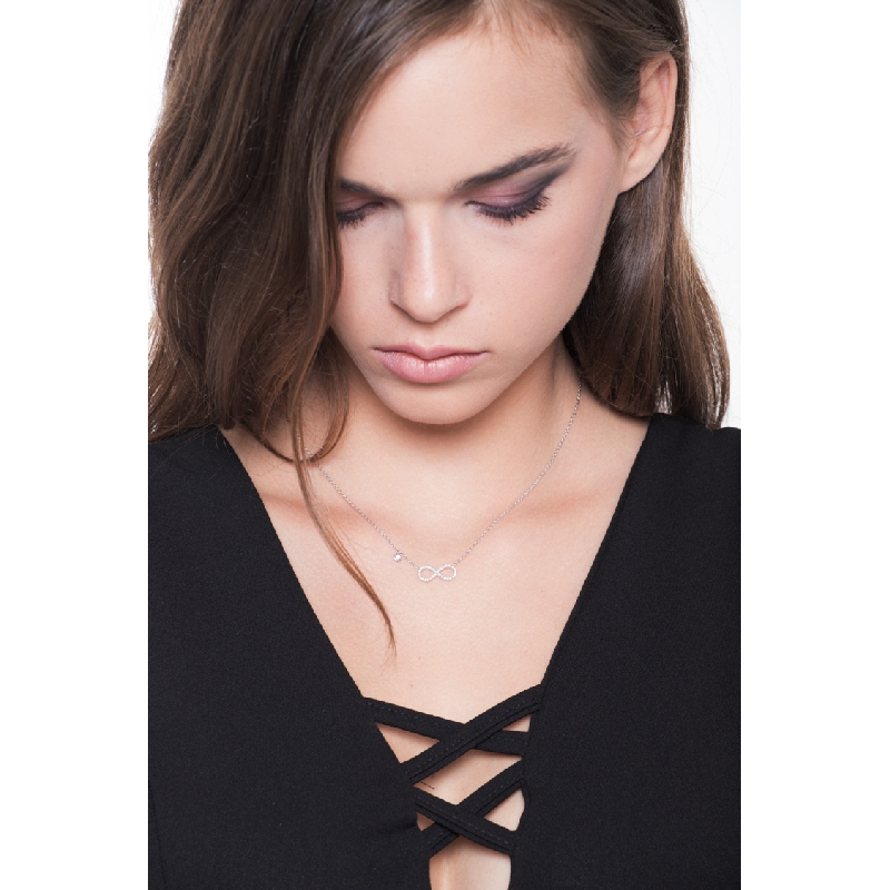 Collar infinito de oro blanco 18k con diamantes Collar infinito de oro blanco 18k con diamantes