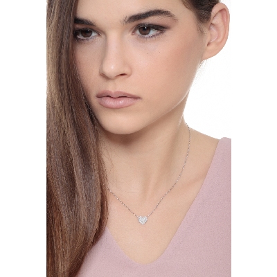 Collar en oro blanco de 18k con corazón engastado en pavé de diamantes