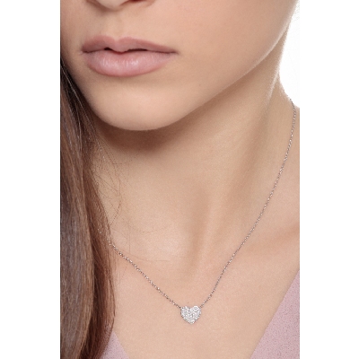 Collar en oro blanco de 18k con corazón engastado en pavé de diamantes