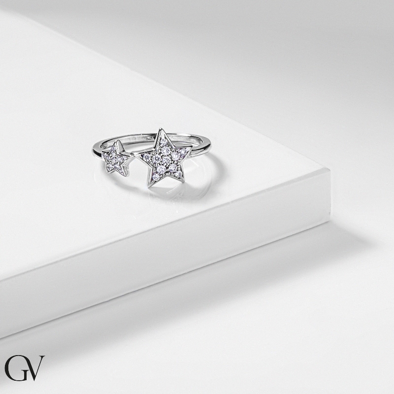 Anillo en oro blanco de 18k con una estrella grande y una pequeña Anillo en oro blanco de 18k con una estrella grande y una pequeña
