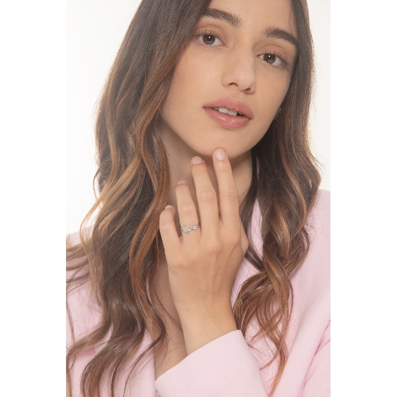 Anillo en oro blanco de 18k con una estrella grande y una pequeña Anillo en oro blanco de 18k con una estrella grande y una pequeña