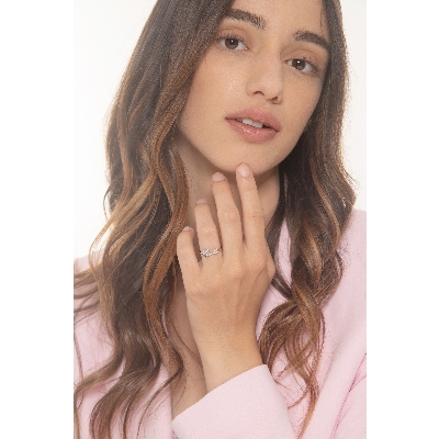 Anillo en oro blanco de 18k con una estrella grande y una pequeña