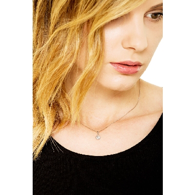 Collar en oro blanco 18k con bolas y colgante pavé redondo con diamantes 