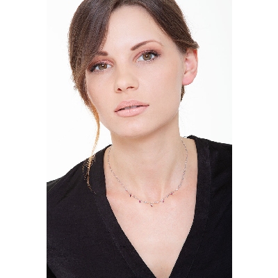 Collar en oro blanco de 18 quilates con colgantes en forma de gota con rubíes y diamantes