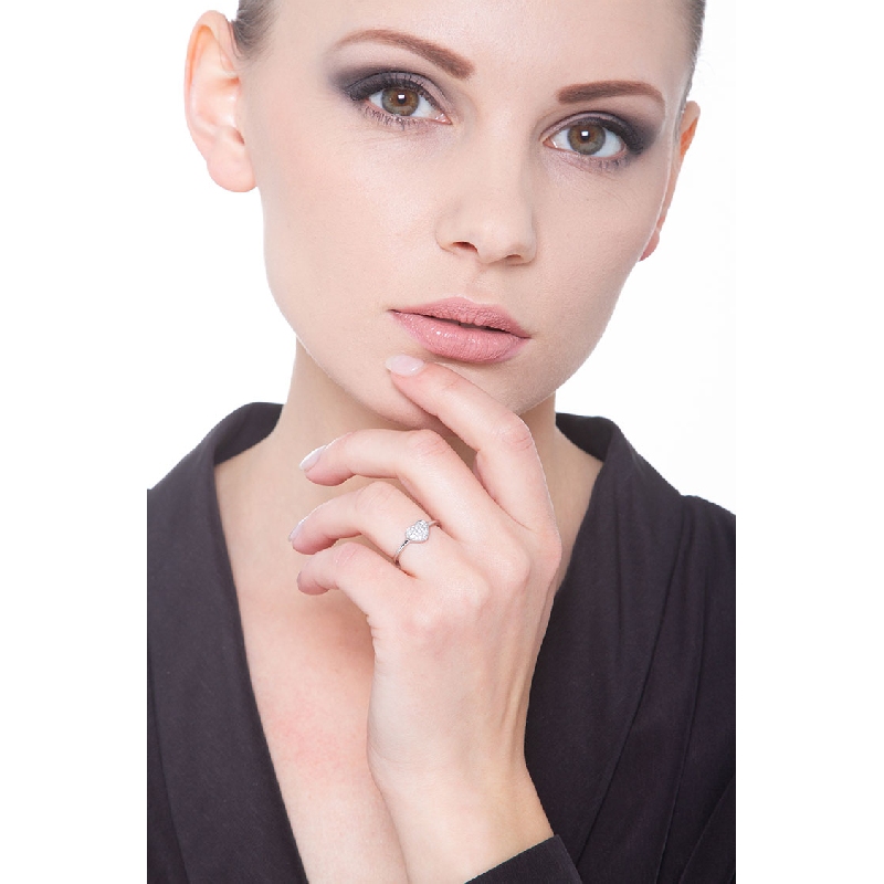 Anillo corazón en oro blanco de 18k con diamante Anillo corazón en oro blanco de 18k con diamante