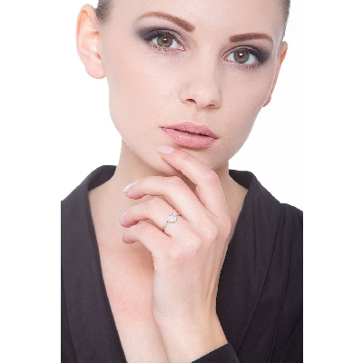 Anillo corazón en oro blanco de 18k con diamante