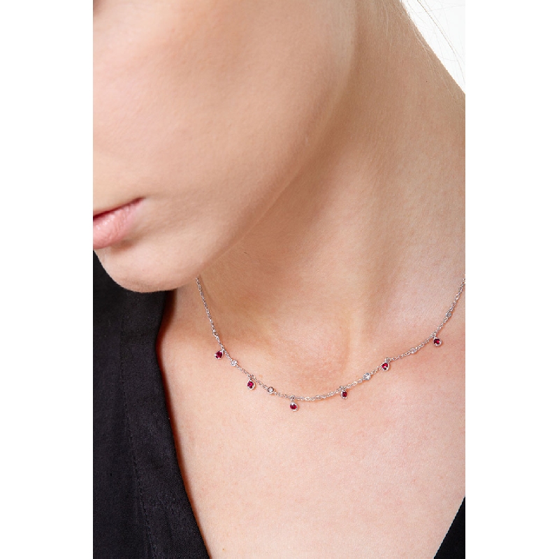 Collar en oro blanco de 18 quilates con colgantes en forma de gota con rubíes y diamantes