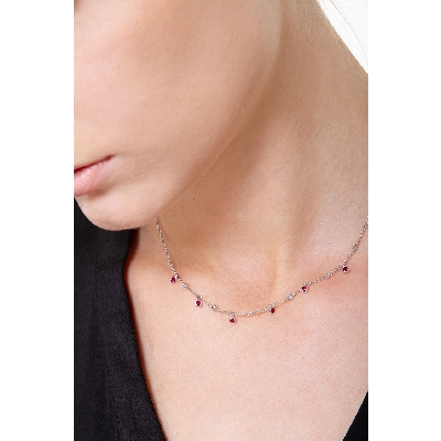 Collar en oro blanco de 18 quilates con colgantes en forma de gota con rubíes y diamantes