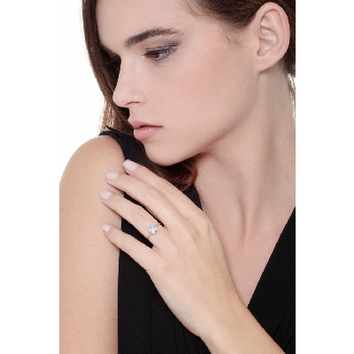 Anillo con trébol en oro blanco de 18k con diamantes