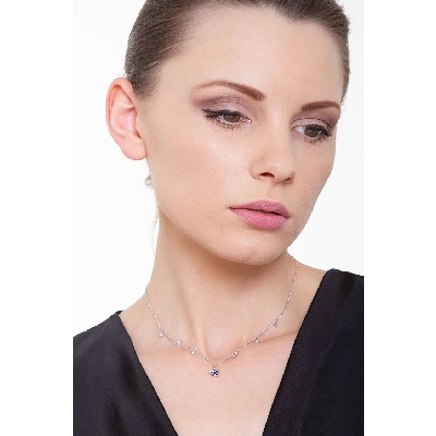 Collar con colgante estrella y detalles de diamantes Oro Blanco 18k