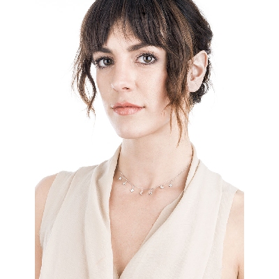 Collar en oro blanco 18k con dijes simbólicos y diamantes