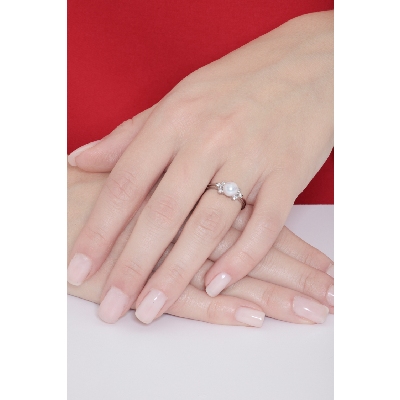 Anillo en oro blanco de 18k con perla 