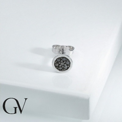 Pendiente individual en oro blanco de 18 quilates con diamantes negros