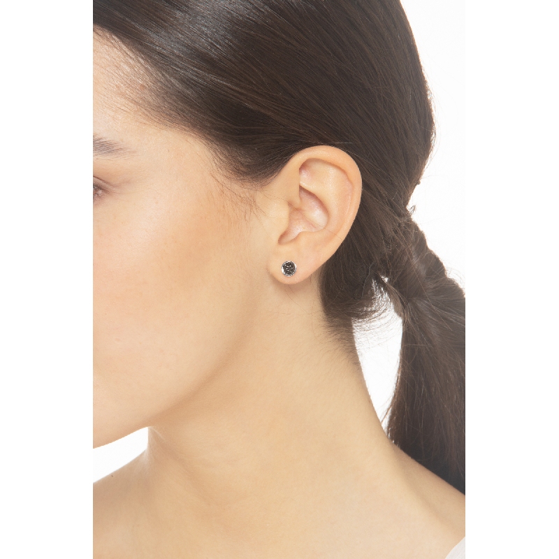 Pendiente individual en oro blanco de 18 quilates con diamantes negros Pendiente individual en oro blanco de 18 quilates con diamantes negros